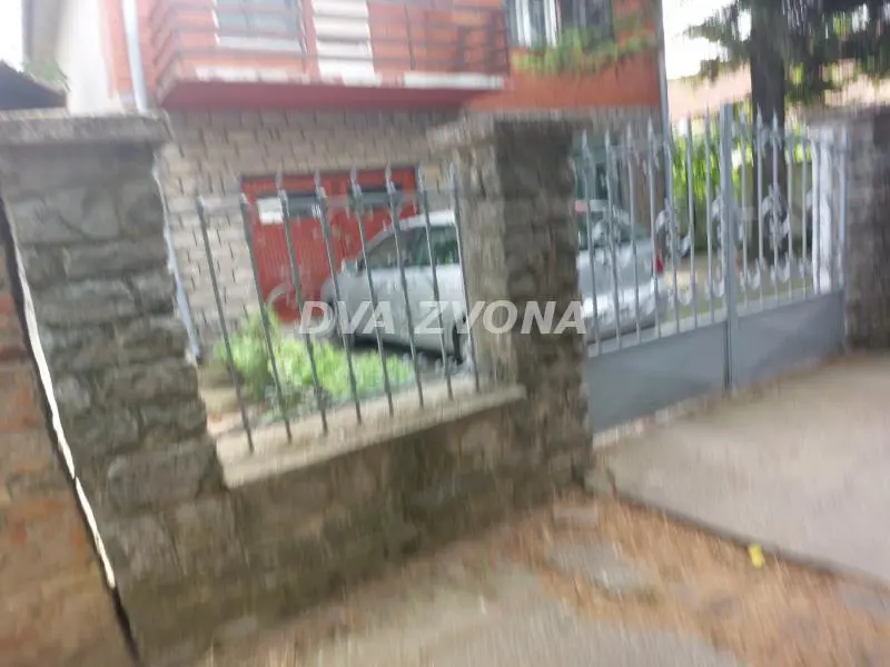 uknjizeni kuće Centar - 133900 evra