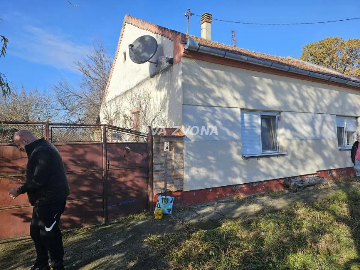  uknjizeni kuće Okolina - 21500 evra 