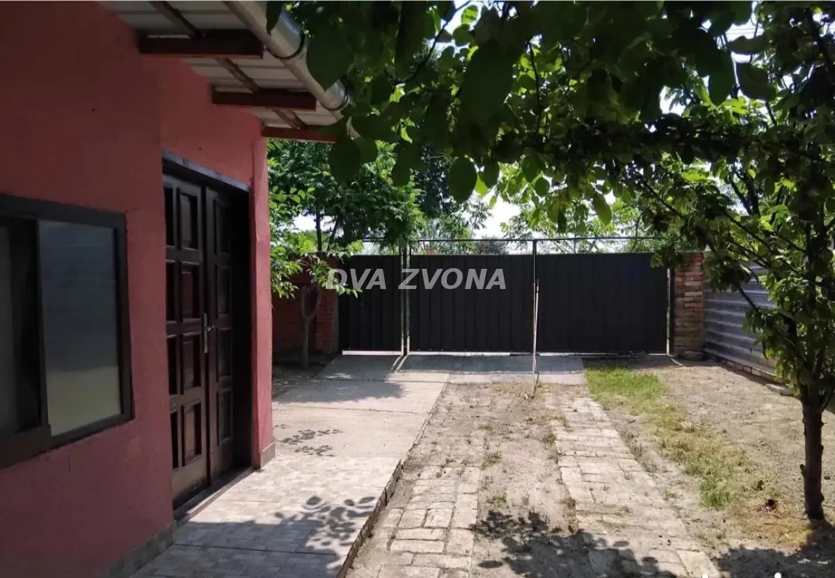 Novi Bečej   uknjizeni kuće 33500 evra 