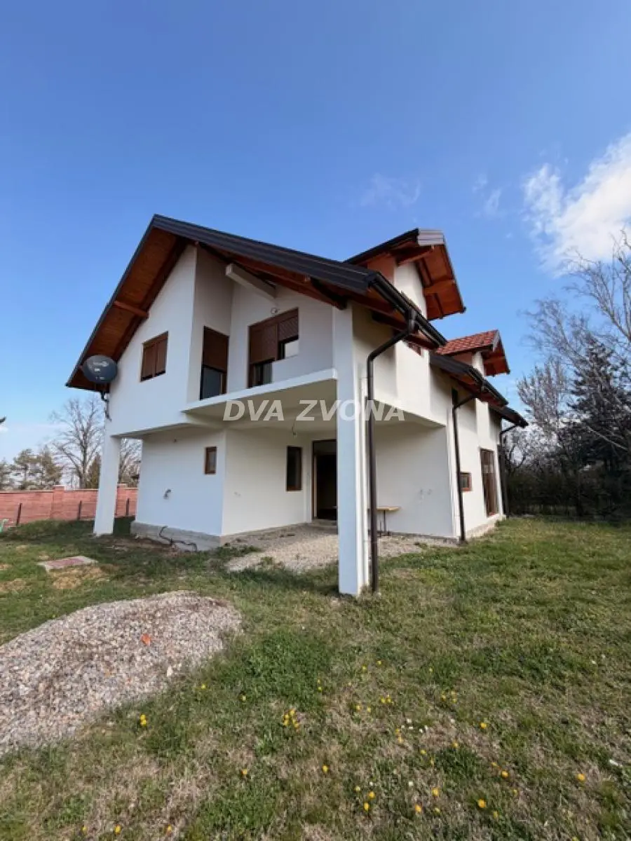 Inđija Okolina  uknjizeni vikendica 226600 evra 