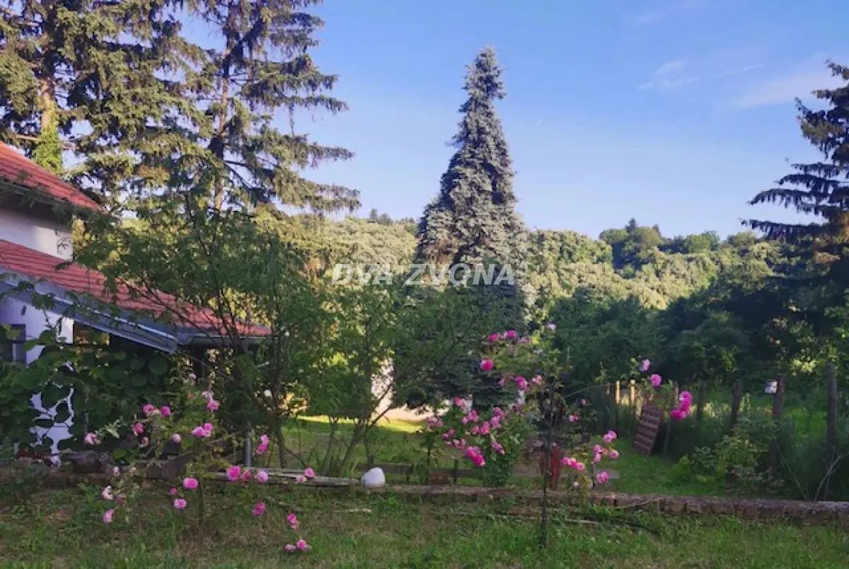  uknjizeni vikendica Okolina - 135000 evra 