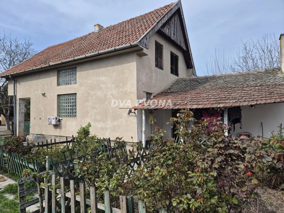 Novi Bečej Okolina  uknjizeni kuće 82400 evra 