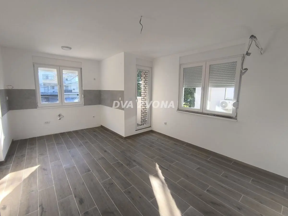 stanovi Novi Sad Petrovaradin  uknjizeni Dvoiposoban 