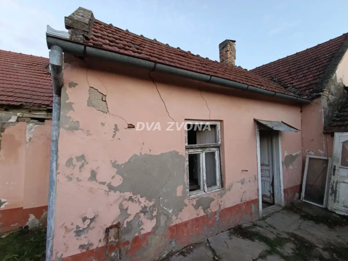  uknjizeni kuće Centar - 22500 evra 