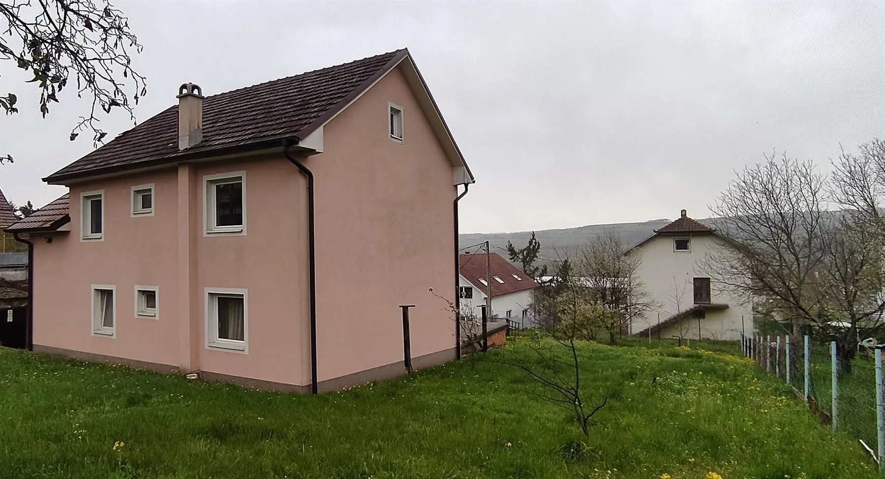 Beograd okolina Grocka  uknjizeni kuće 220000 evra 