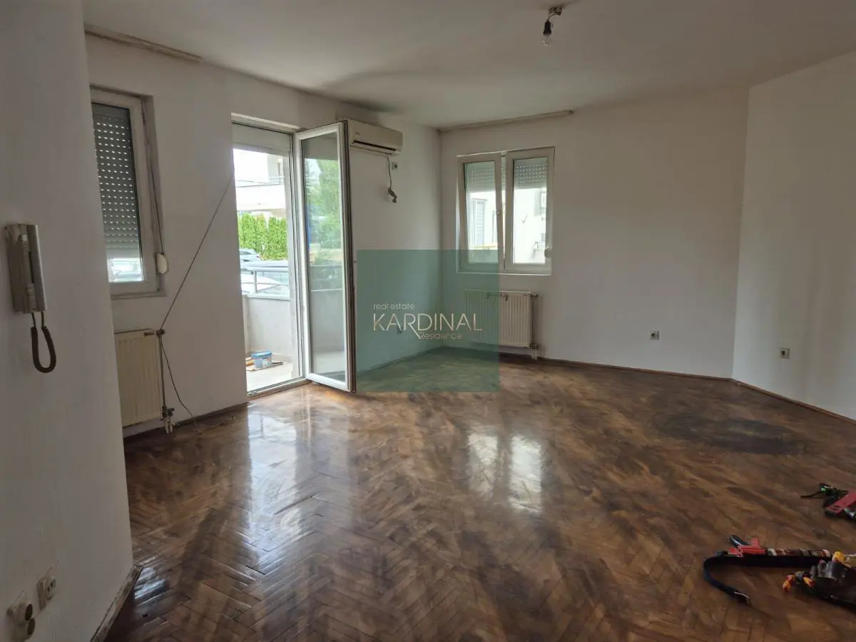  uknjizeni  novogradnja Jednoiposoban stanovi Širi centar - 220 evra 