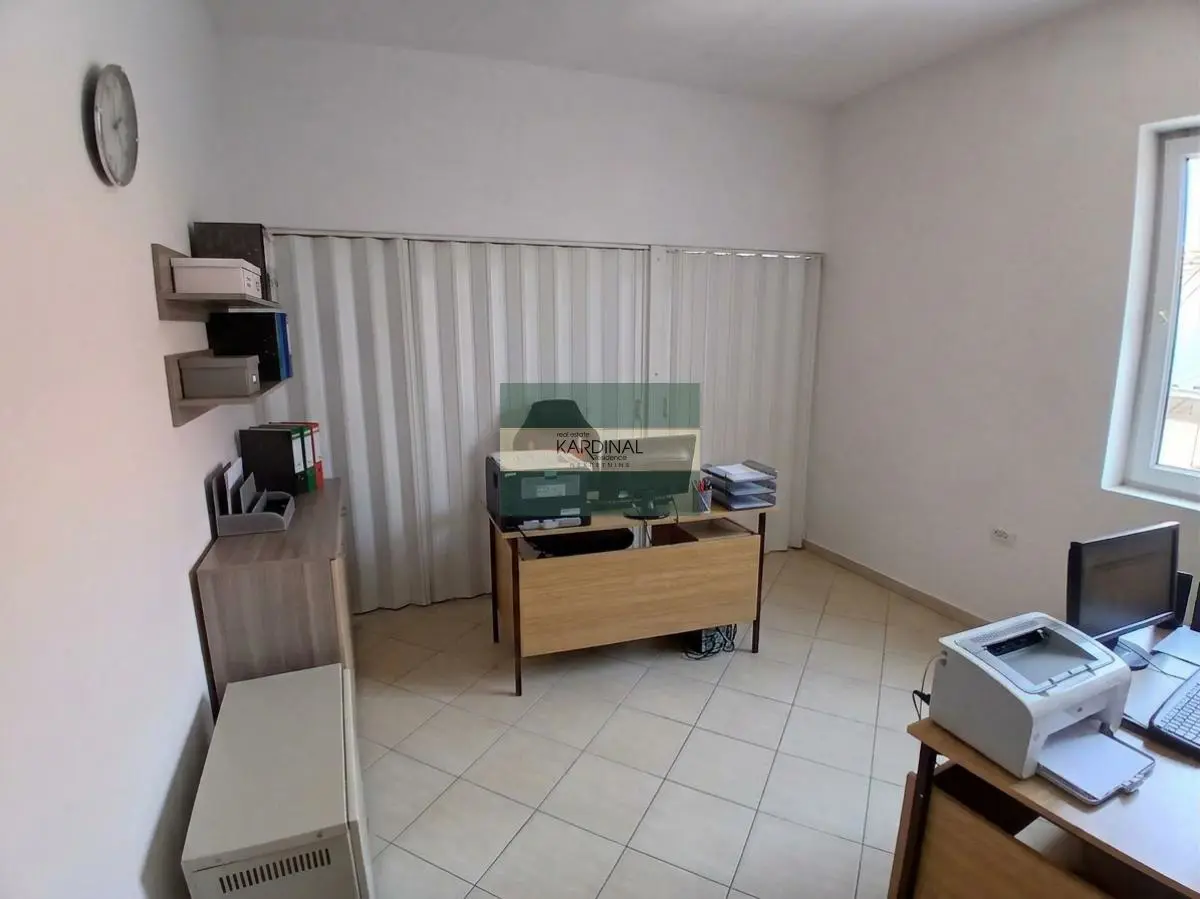  uknjizeni poslovni prostor Širi centar - 73000 evra 