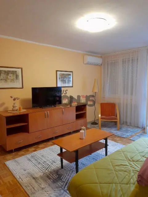 Dvosoban stanovi Novi Beograd Hotel Yu i Stari merkator 600 evra 