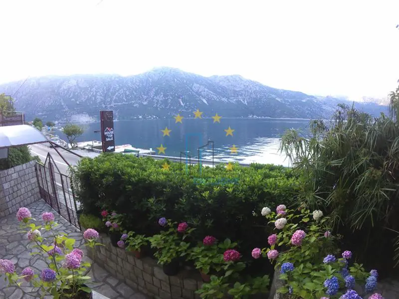 - -  uknjizeni kuće 790000 evra 