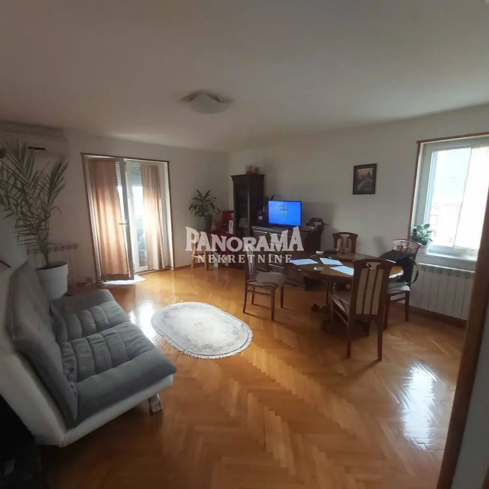  10,0 soba  stanovi Rakovica Petlovo Brdo 115000 evra 