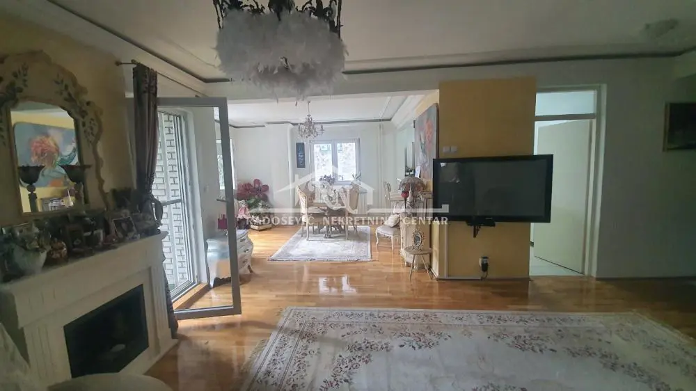 Četvorosoban stanovi Vračar Južni bulevar 1400 evra 