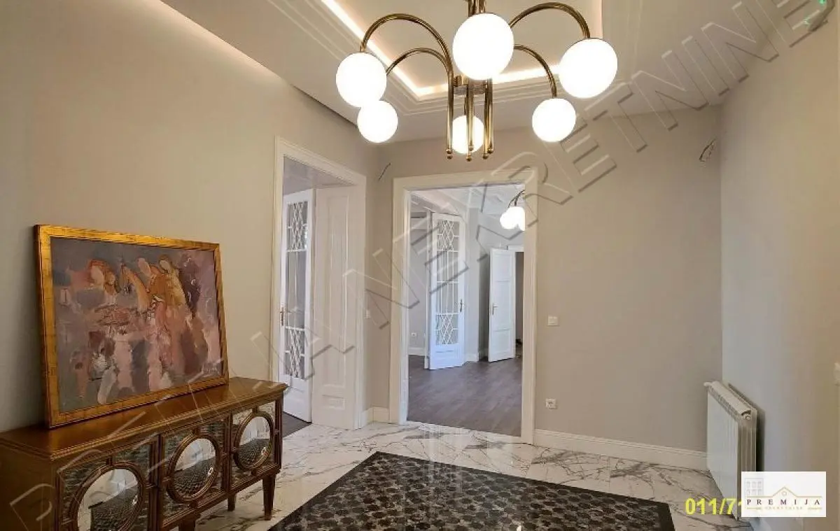  uknjizeni apartman Stari Grad Trg republike 6300 evra 