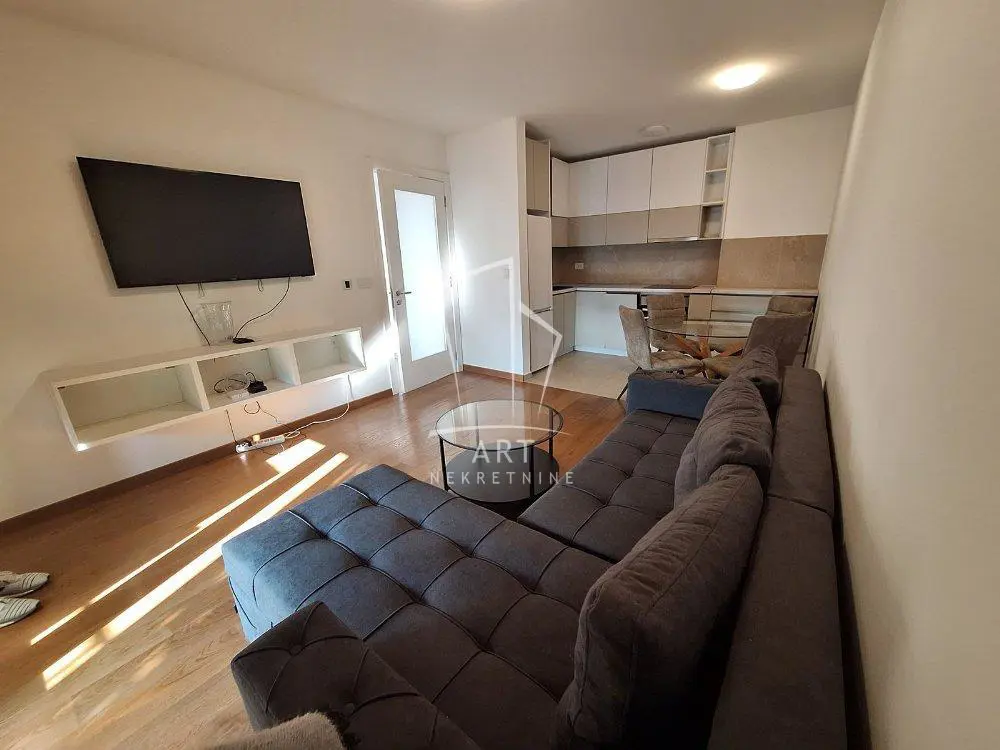 Trosoban stanovi Novi Beograd Blok 65 1350 evra 