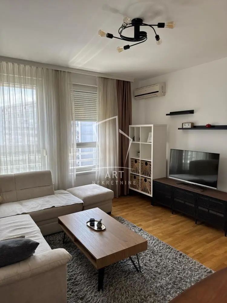 Beograd Novi Beograd Četvorosoban stanovi 1200 evra 