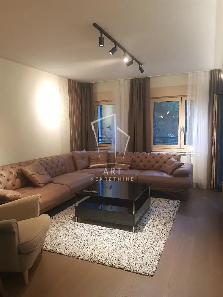 Dvoiposoban stanovi Vračar Hram 1500 evra 