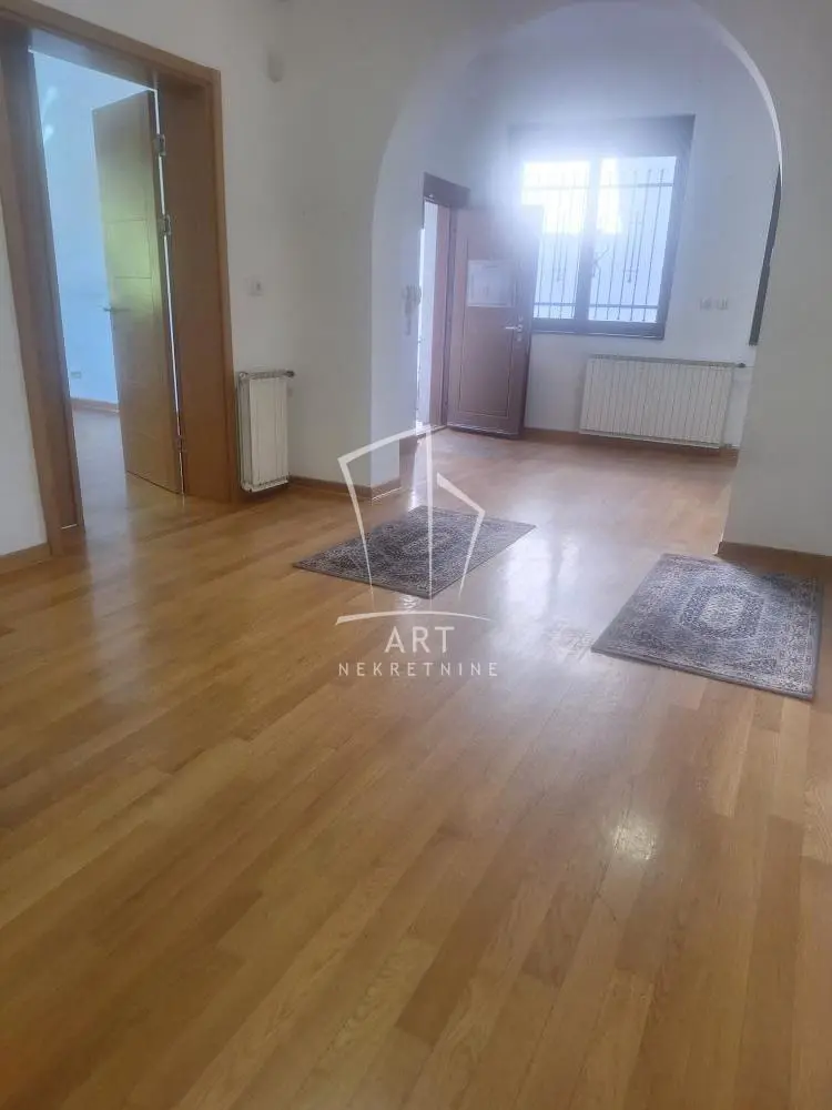 poslovni prostor Čukarica Banovo brdo 800 evra 