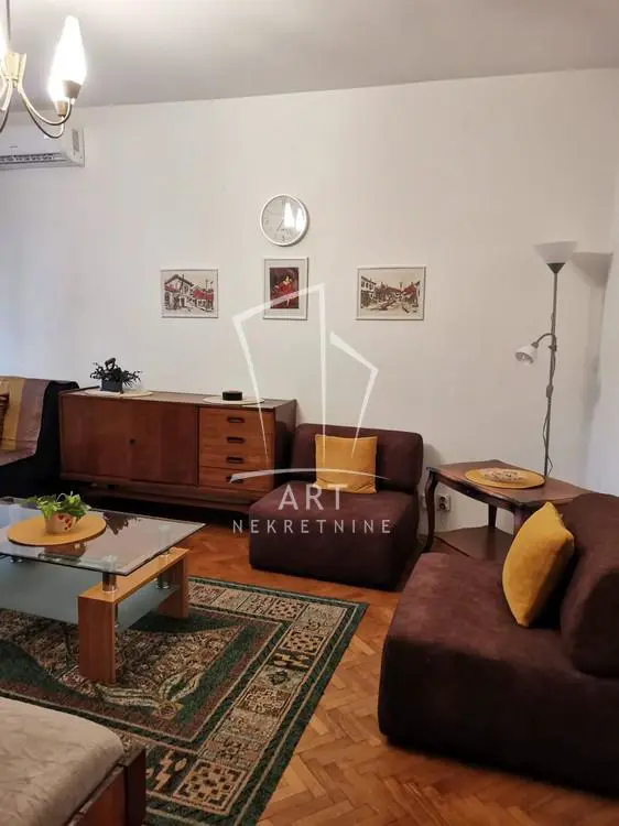 Dvosoban stanovi Zemun Karadjordjerv trg 500 evra 