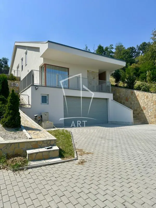 Beograd Sopot kuće 440000 evra 