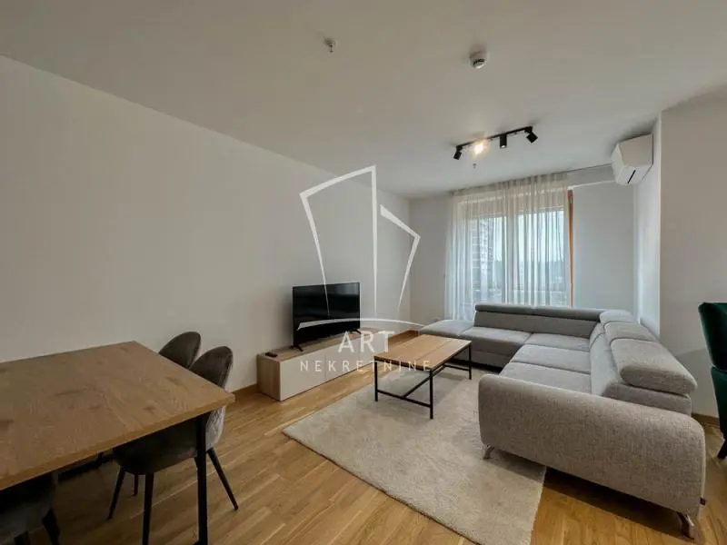 Četvorosoban stanovi Novi Beograd Savski blokovi (44 45 70 70a) 1500 evra 