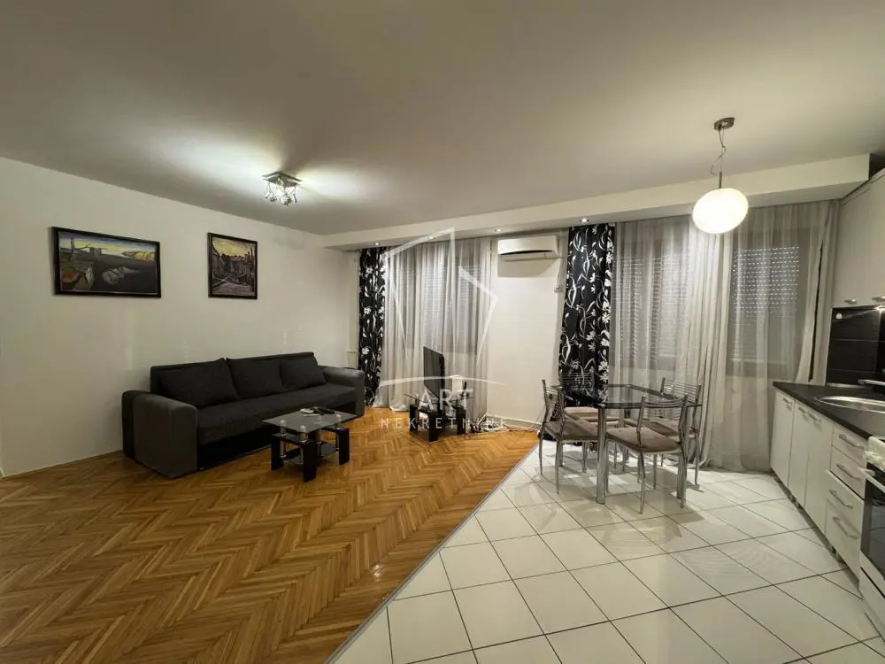 Trosoban stanovi Stari Grad Centar i Terazije 1100 evra 