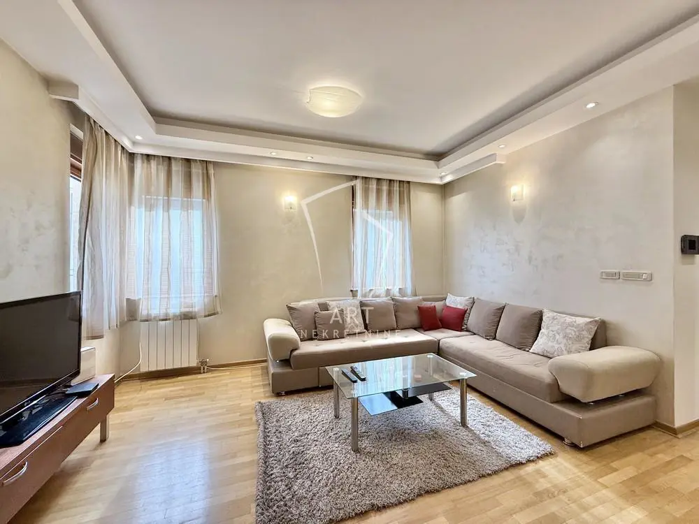 Trosoban stanovi Vračar Hram 1700 evra 