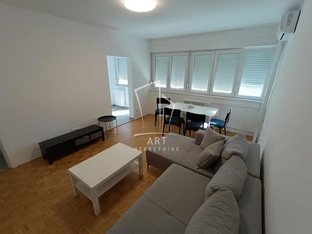 Dvosoban stanovi Novi Beograd Hotel Yu i Stari merkator 650 evra 