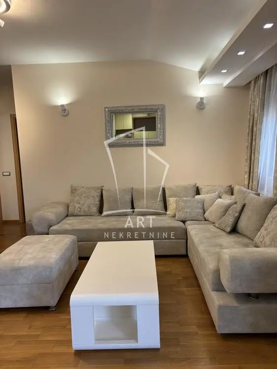 Trosoban stanovi Čukarica Filmski grad 1150 evra 