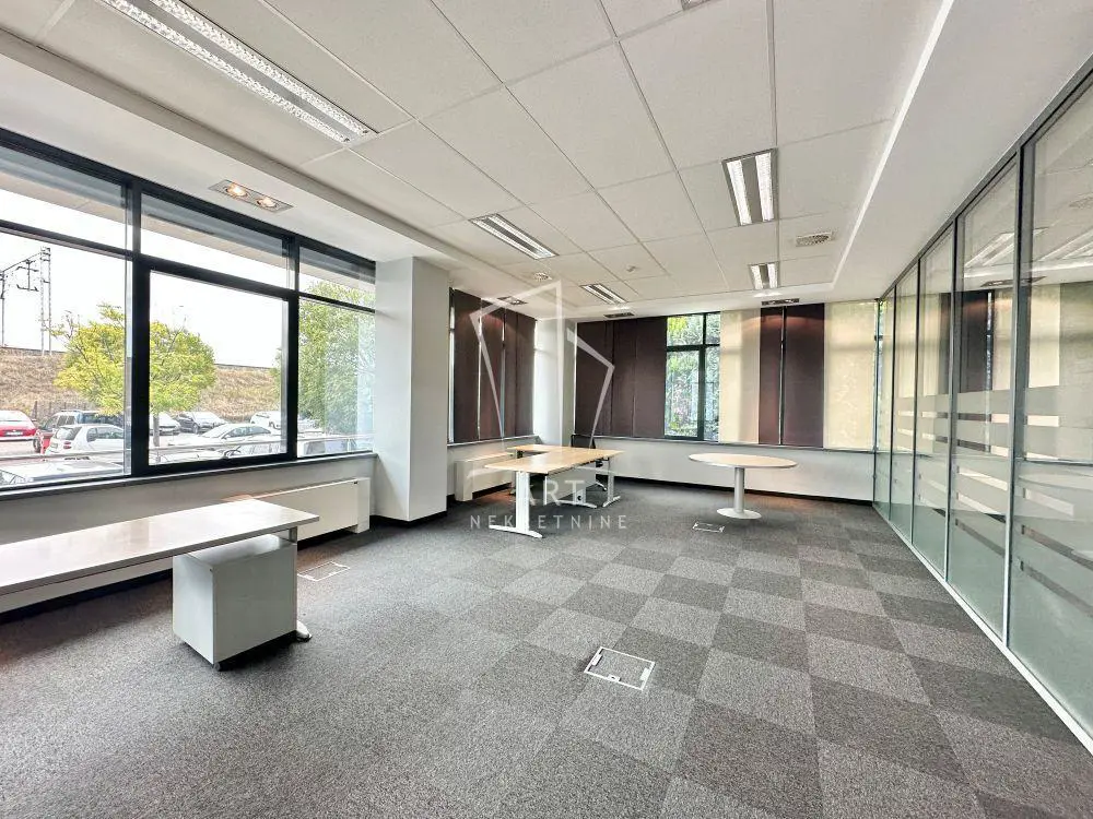 poslovni prostor Novi Beograd Sava centar (Blok 19 do 23) 2000 evra 