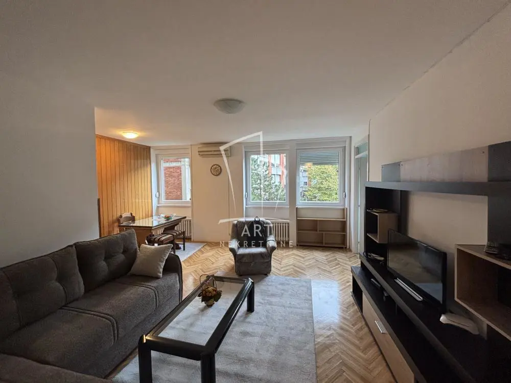 Dvosoban stanovi Vračar Hram 750 evra 