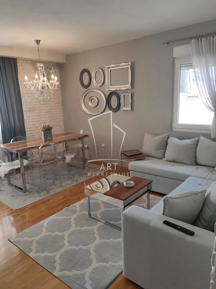 Trosoban stanovi Zvezdara Đeram 900 evra 