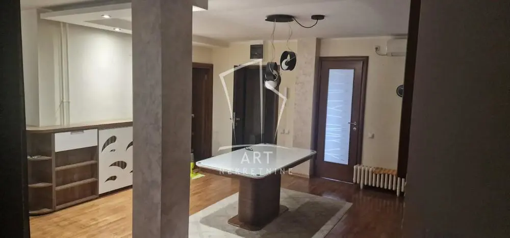 Trosoban stanovi Čukarica Cerak 900 evra 