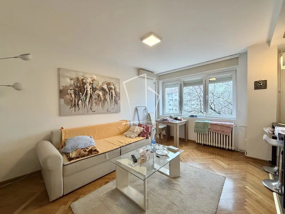 Dvosoban stanovi Novi Beograd Hotel Yu i Stari merkator 183500 evra 