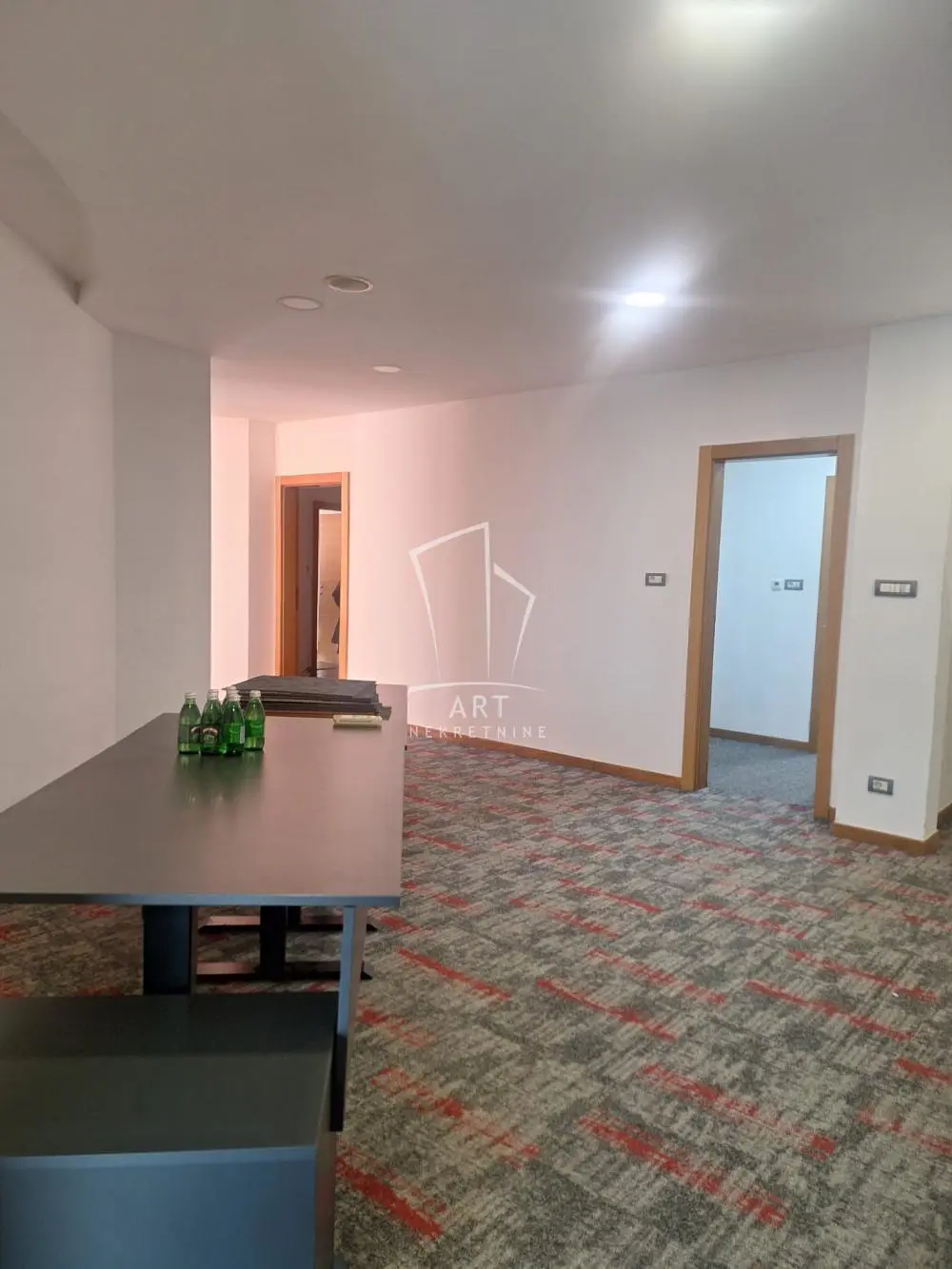 poslovni prostor Novi Beograd Hayat (6 Kaplara- savograd) 2700 evra 