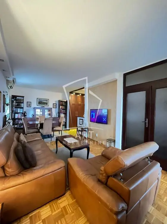 Troiposoban stanovi Novi Beograd Bežanijski blokovi (61 do 64) 249000 evra 