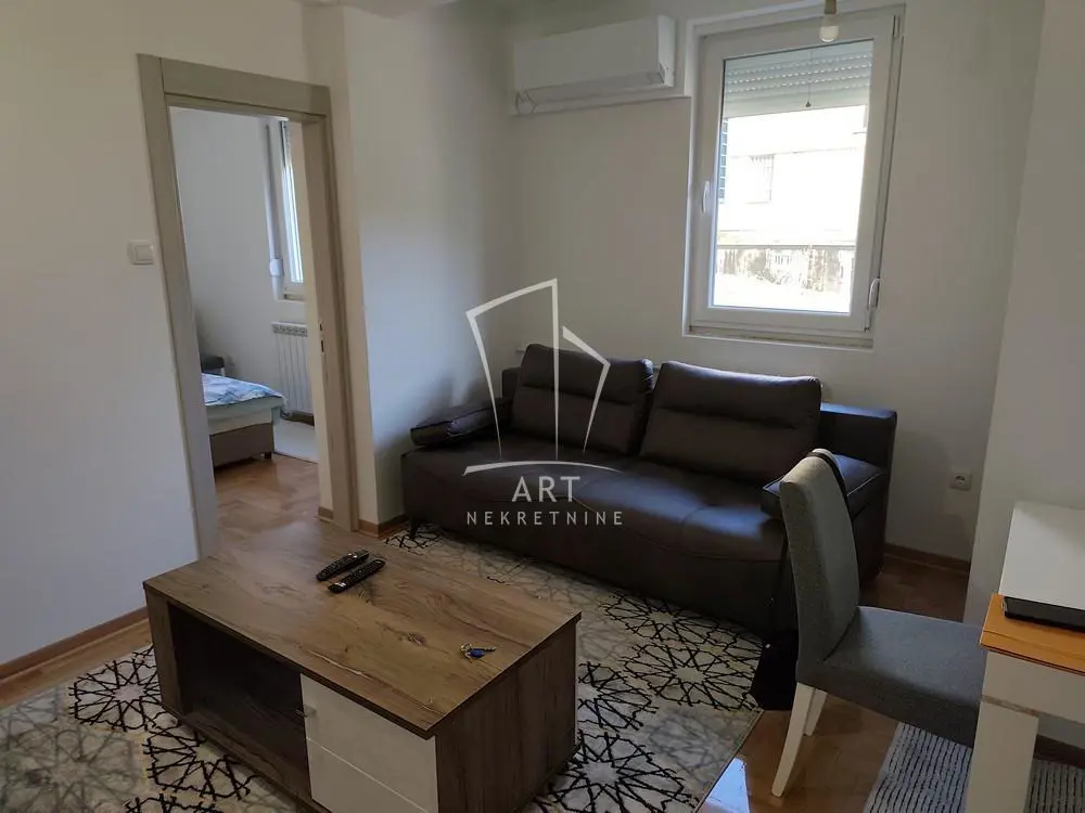 Jednoiposoban stanovi Zvezdara Mirijevo I II III IV 450 evra 