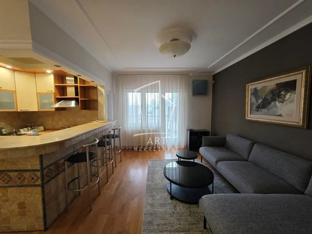 Trosoban stanovi Vračar Hram 900 evra 