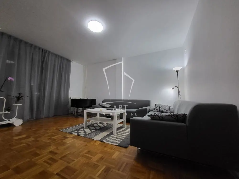 Dvosoban stanovi Novi Beograd Bežanijski blokovi (61 do 64) 560 evra 