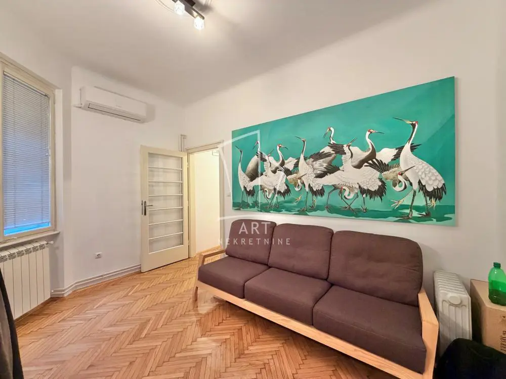 Trosoban stanovi Stari Grad Knez Mihailova i Studentski trg 900 evra 