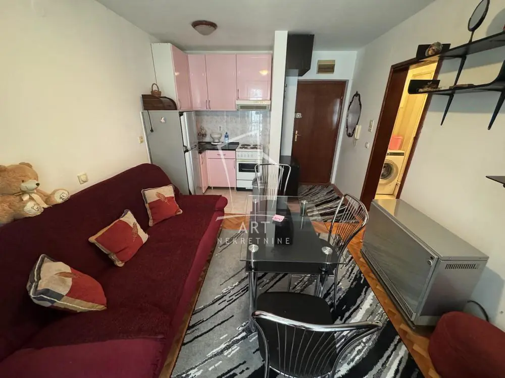 Beograd Zvezdara Garsonjera stanovi 300 evra 