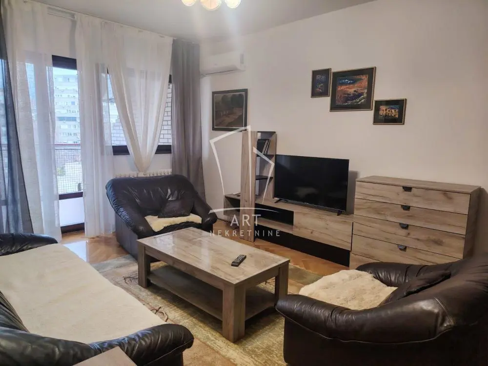 Trosoban stanovi Vračar Južni bulevar 80 evra 