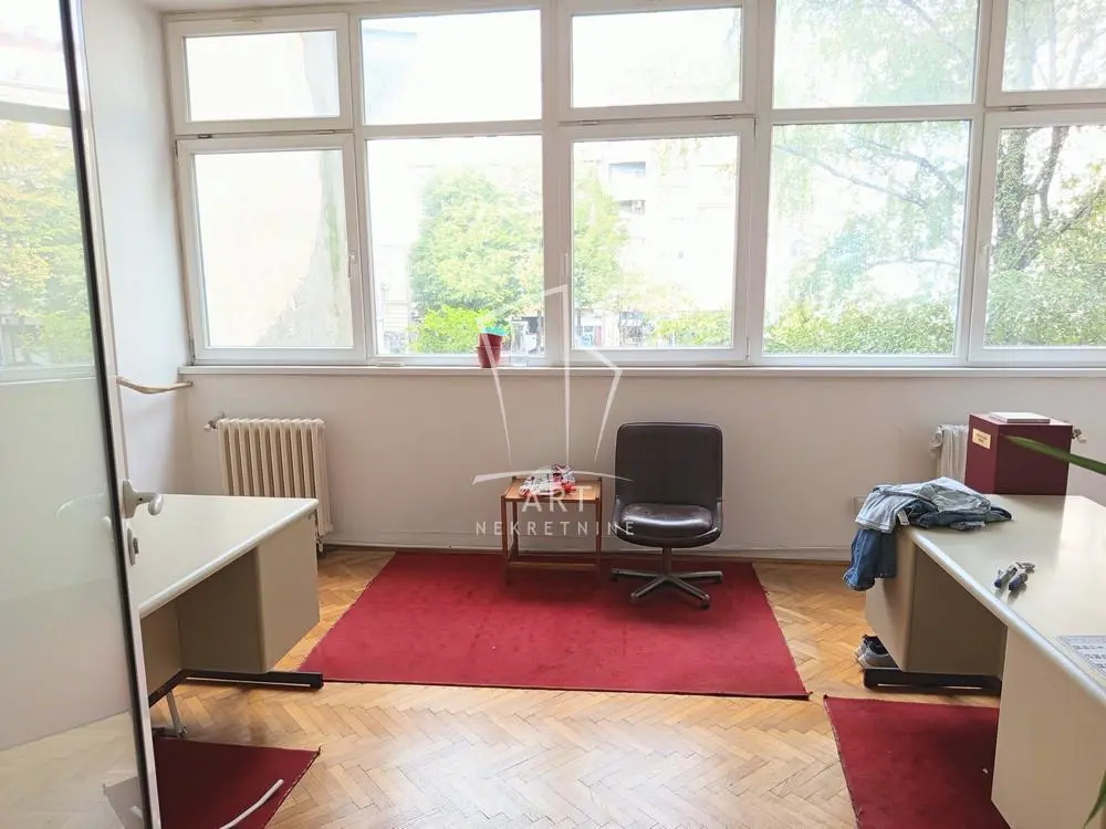 poslovni prostor Stari Grad Knez Mihailova i Studentski trg 1400 evra 