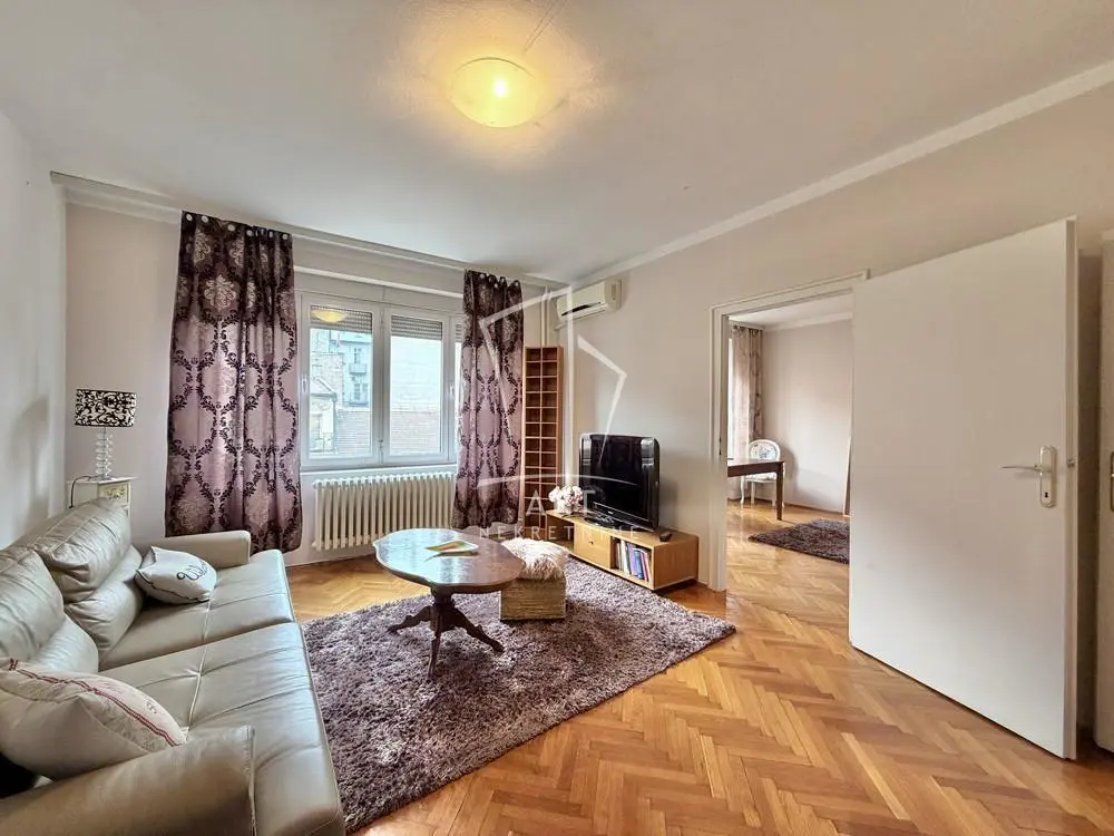 Trosoban stanovi Stari Grad Knez Mihailova i Studentski trg 800 evra 