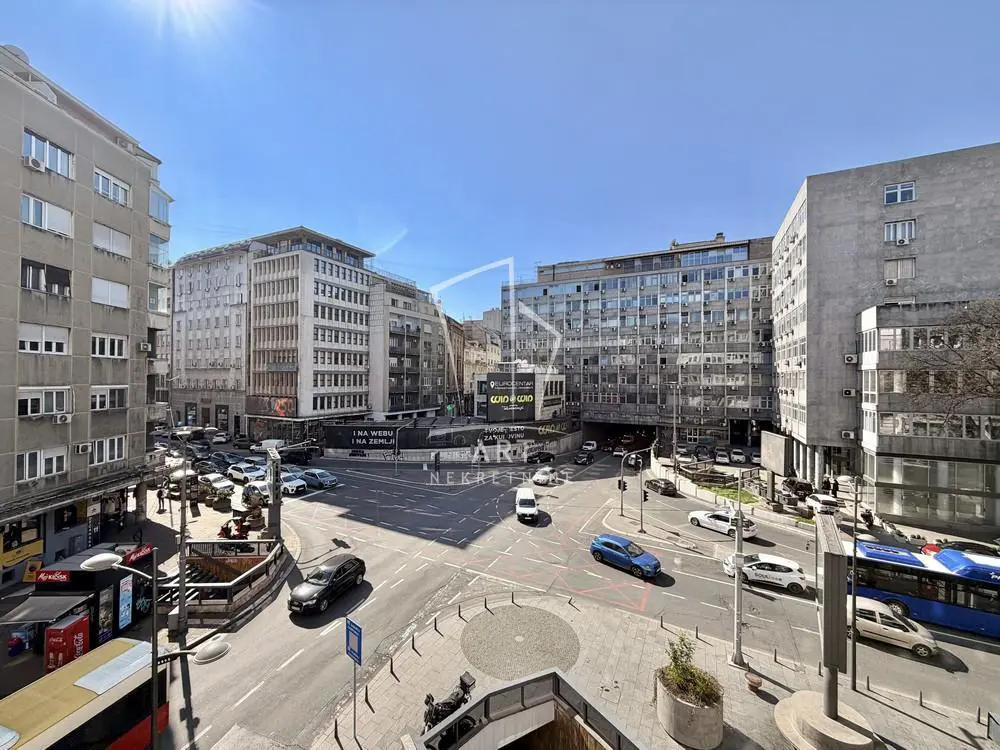 poslovni prostor Stari Grad Politika 1700 evra 