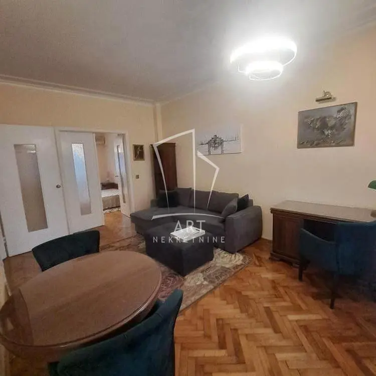 Dvosoban stanovi Stari Grad Kosančićev venac 650 evra 