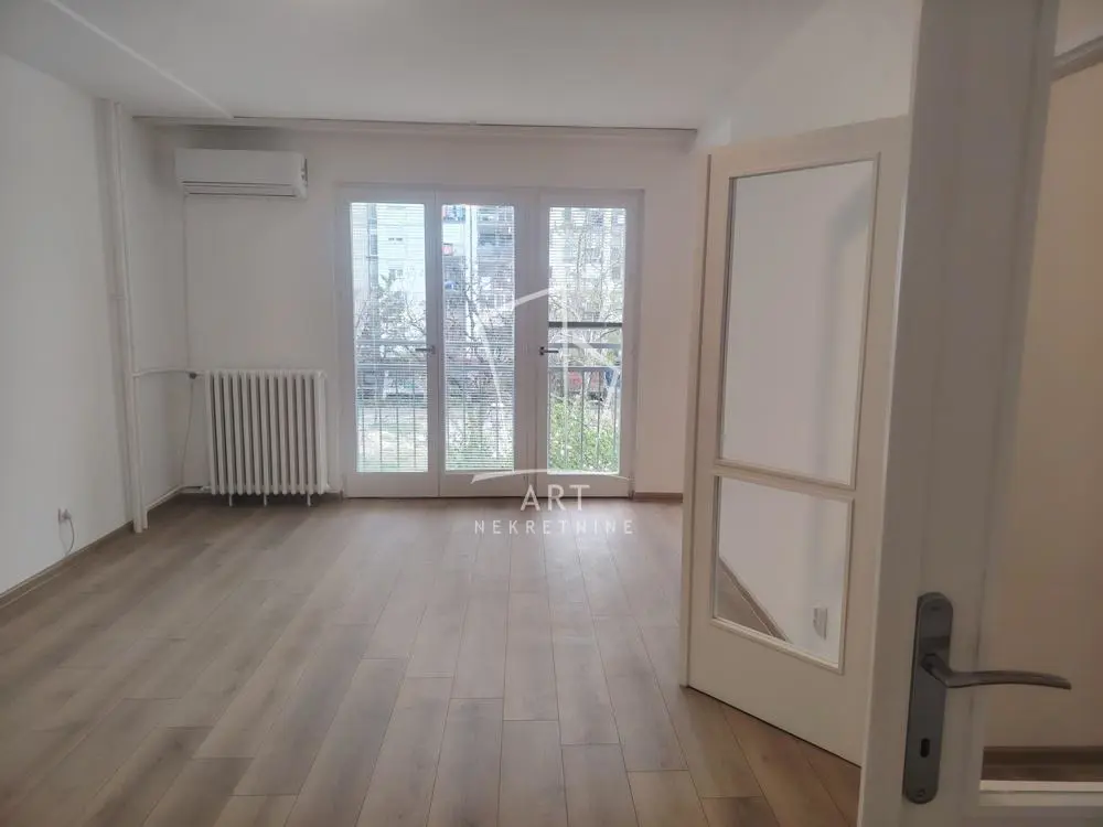 Trosoban stanovi Novi Beograd Bežanijski blokovi (61 do 64) 1000 evra 