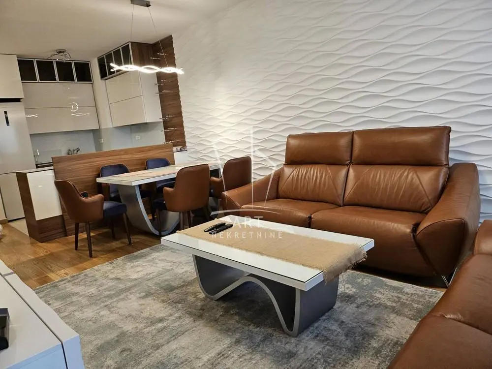 Četvorosoban stanovi Novi Beograd Blok 65 2000 evra 