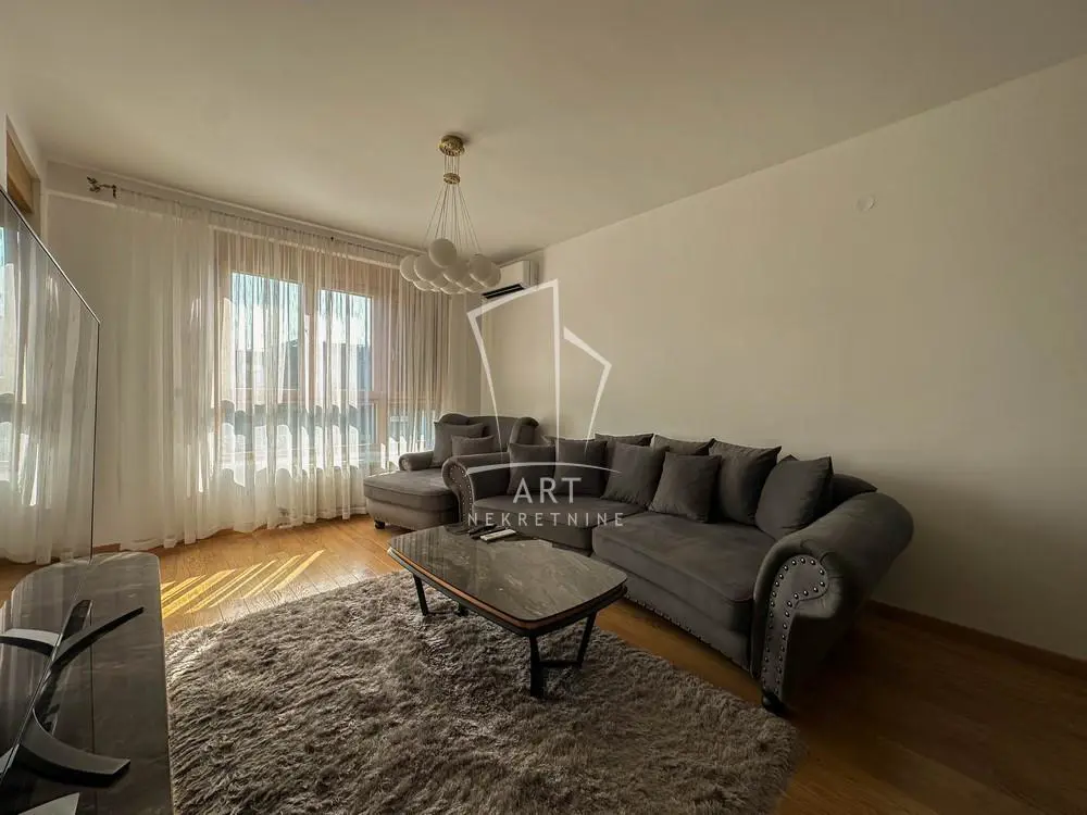 Četvorosoban stanovi Novi Beograd Blok 65 2000 evra 
