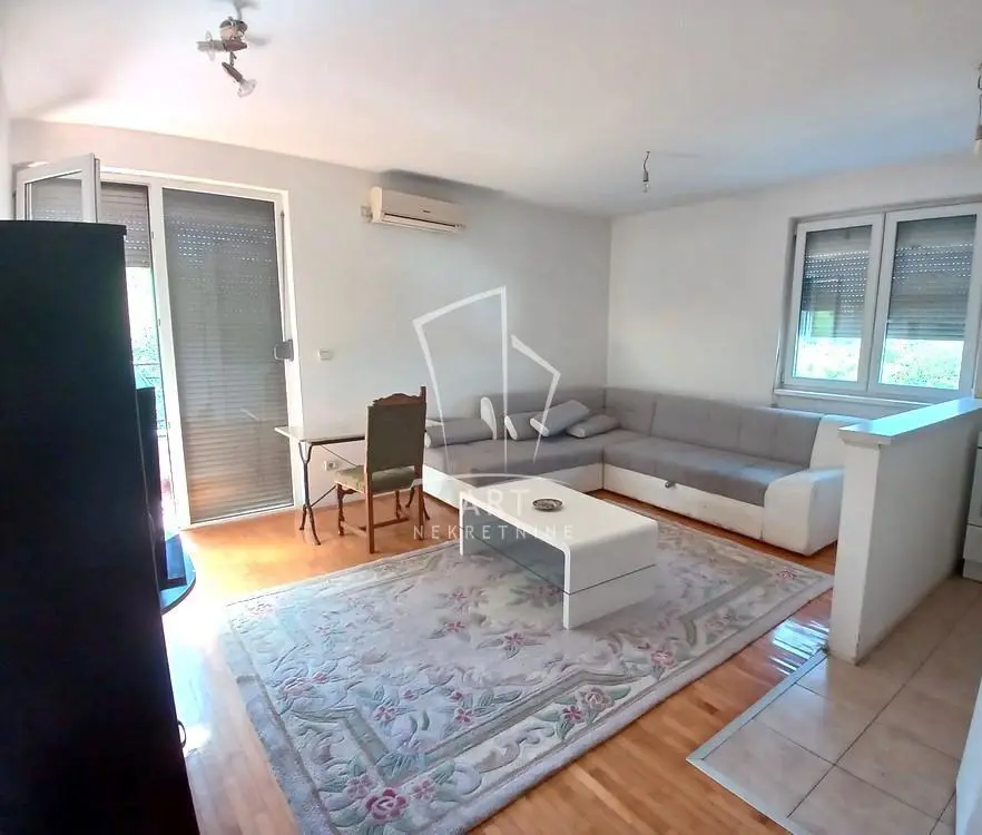 Dvosoban stanovi Zvezdara Cvetanova ćuprija 450 evra 