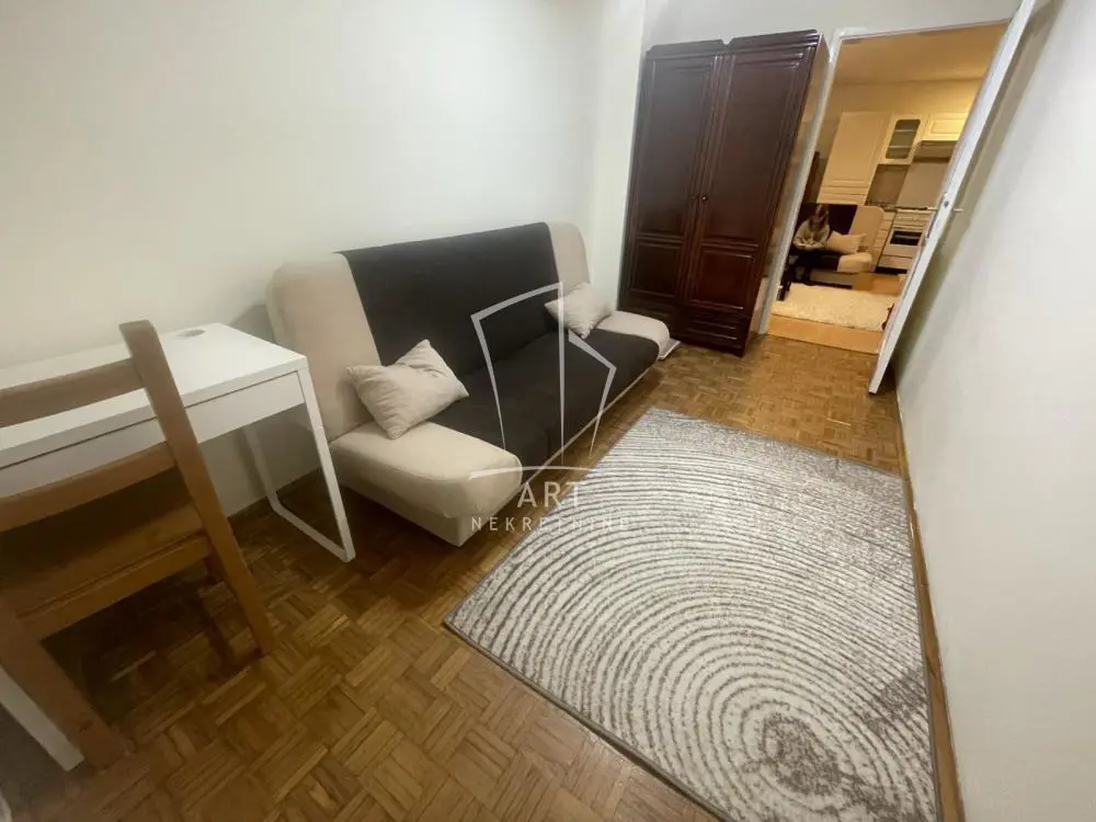 Trosoban stanovi Zemun Zemun centar 490 evra 