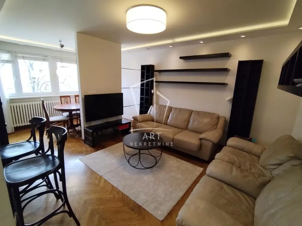 Trosoban stanovi Novi Beograd Hotel Yu i Stari merkator 700 evra 